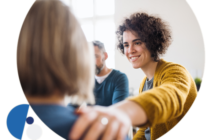 chica dando apoyo a otra