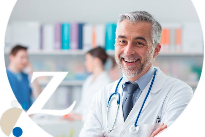 primer plano de un médico sonriente con dos compañeros de fondo