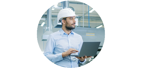 chico con casco y ordenador en una fábrica