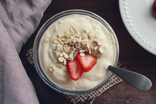 Bowl de yogurt con avena y fresas