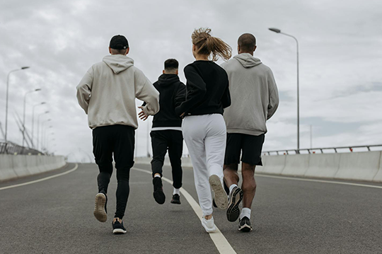 Personas corriendo en grupo