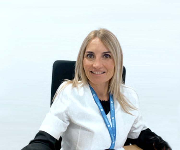 enfermera sonriente mirando a cámara