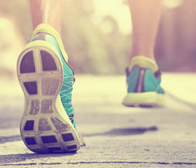 Pisadas de un corredor por una carretera