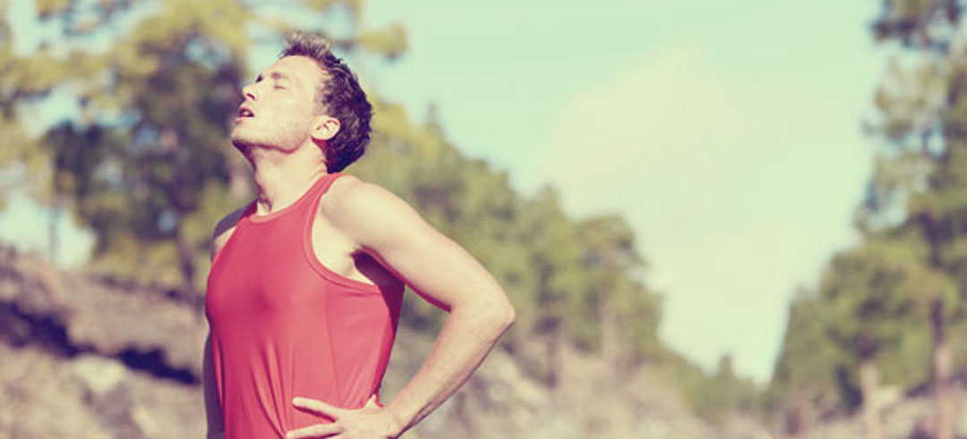 Corredor tomando aire después de hacer ejercicio